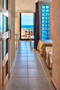 Cette chambre dispose d'une porte et offre une vue sur l'océan. dans l'établissement Apartamentos Complejo Eurhostal, à Alcossebre