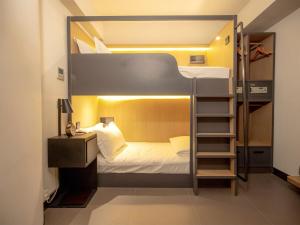Belive&More في ماكاو: غرفة نوم مع سرير بطابقين ومكتب وسرير