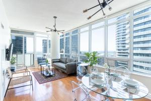 een woonkamer met een glazen tafel en een bank bij Beautiful Modern Toronto Luxurious Scotiabank Arena in Toronto