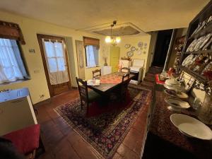 a dining room with a table and chairs in a room at Al Museo in Ponte