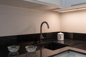 Kuchnia lub aneks kuchenny w obiekcie Vivienda con zona de trabajo, piscina y parking