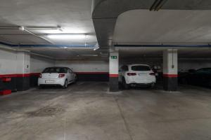 Zdjęcie z galerii obiektu Vivienda con zona de trabajo, piscina y parking w Madrycie