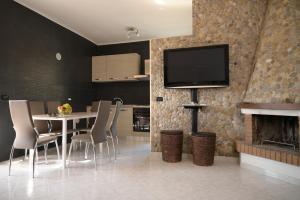una sala da pranzo con tavolo e TV a parete di ITALY-HOUSE Piviere 5 Termoli Molise a Termoli