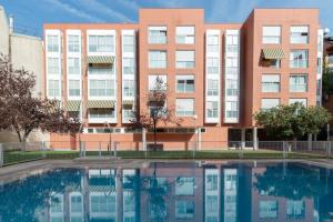 Basen w obiekcie Vivienda con zona de trabajo, piscina y parking lub w pobliżu