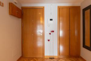 Zdjęcie z galerii obiektu Vivienda con zona de trabajo, piscina y parking w Madrycie