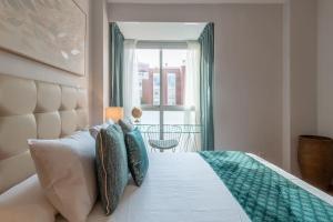 Łóżko lub łóżka w pokoju w obiekcie Vivienda con zona de trabajo, piscina y parking