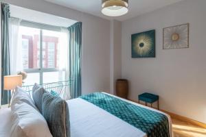 Łóżko lub łóżka w pokoju w obiekcie Vivienda con zona de trabajo, piscina y parking