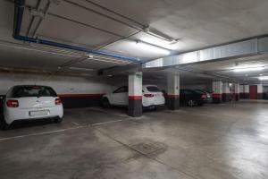Zdjęcie z galerii obiektu Vivienda con zona de trabajo, piscina y parking w Madrycie