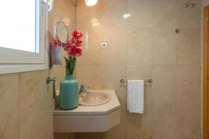 Łazienka w obiekcie Vivienda con zona de trabajo, piscina y parking