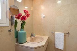 Łazienka w obiekcie Vivienda con zona de trabajo, piscina y parking