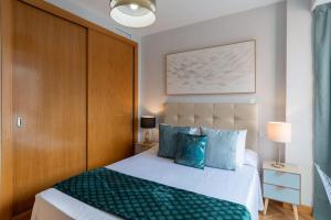 Łóżko lub łóżka w pokoju w obiekcie Vivienda con zona de trabajo, piscina y parking