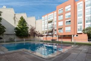 Basen w obiekcie Vivienda con zona de trabajo, piscina y parking lub w pobliżu
