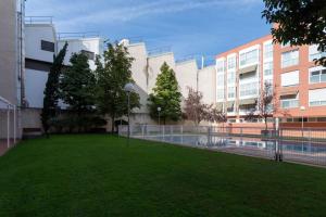 Basen w obiekcie Vivienda con zona de trabajo, piscina y parking lub w pobliżu