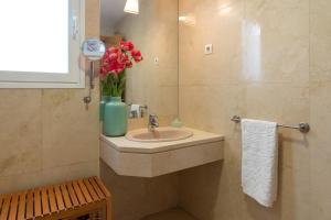 Łazienka w obiekcie Vivienda con zona de trabajo, piscina y parking