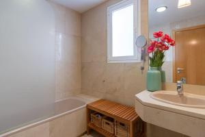 Łazienka w obiekcie Vivienda con zona de trabajo, piscina y parking
