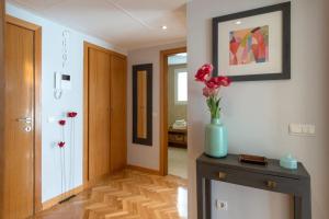 Zdjęcie z galerii obiektu Vivienda con zona de trabajo, piscina y parking w Madrycie