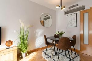 jadalnia ze stołem i kilkoma roślinami w obiekcie Vivienda con zona de trabajo, piscina y parking w Madrycie