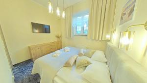 Apartament ARKA في ياروسوافيتس: غرفة نوم بسرير ذو شراشف ووسائد بيضاء