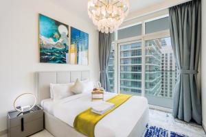 Postel nebo postele na pokoji v ubytování Livbnb Suites - 3 Bedroom with Private Beach Marina Skyline View