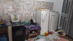 Kuchyň nebo kuchyňský kout v ubytování Quarto compartilhado com ar condicionado banheiro externo compartilhado