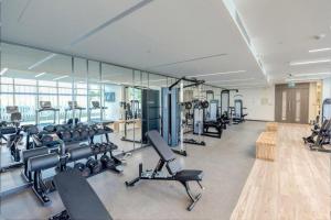 Fitness centrum a/nebo fitness zařízení v ubytování Livbnb Suites - 3 Bedroom with Private Beach Marina Skyline View