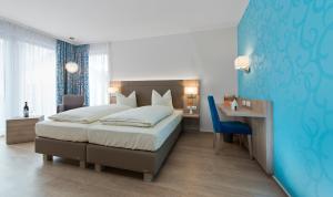 Säng eller sängar i ett rum på Landhotel im Klostereck Strubel-Roos