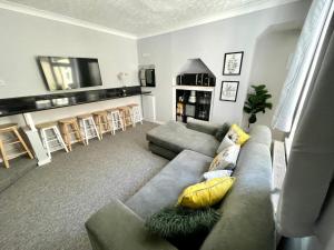 a living room with a couch and a bar at LuXe Apartments Kemptown in Brighton & Hove