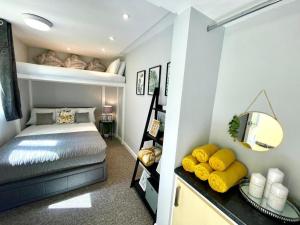 1 dormitorio con cama y espejo en LuXe Apartments Kemptown en Brighton & Hove