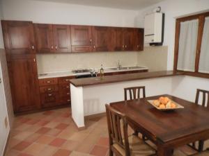 eine Küche mit einem Tisch und einer Obstschale darauf in der Unterkunft Azienda Il Tizzano in Albinia