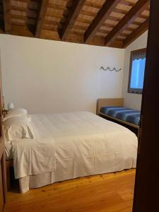 um quarto com uma cama branca e uma janela em Bed and Breakfast Ca’ Pisani em Stra