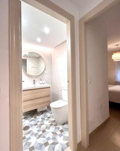 マール・デ・クリスタルにあるAlbatros Playa 3 - 2507のバスルーム(トイレ、洗面台、鏡付)