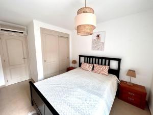 マール・デ・クリスタルにあるAlbatros Playa 3 - 2507のベッドルーム1室(白黒のベッド1台、枕2つ付)
