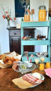 una mesa con una estantería azul con pan y comida en De Parel van Pekel en Nieuwe Pekela