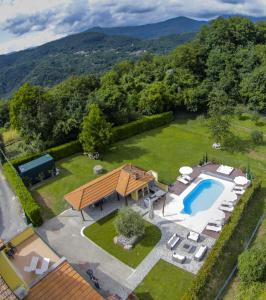 eine Luftansicht auf einen Garten mit einem Pool in der Unterkunft Villa Ariola in Villafranca in Lunigiana