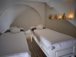 Postel nebo postele na pokoji v ubytování Riad El Arco ROOFTOP POOL & Spa