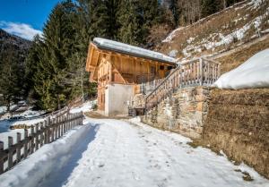 ラッビにあるChalet Bambiの雪の丸太小屋