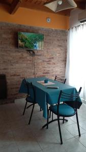 une table bleue et des chaises dans une pièce dans l'établissement Rinconada 2, à Las Grutas