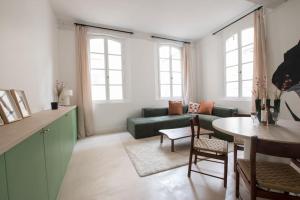 a living room with a couch and a table at Brune, Clim - Ultra Central in Arles