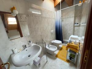 W łazience znajduje się umywalka, toaleta i prysznic. w obiekcie MaMAn w mieście Montà