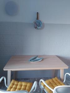 een tafel met twee stoelen en een bord bovenop bij Ajuy apartament Seafront&quiet in Ajuy