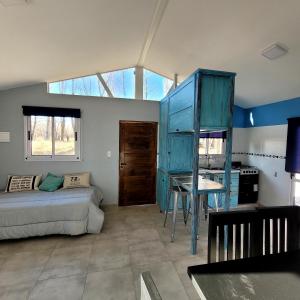 een slaapkamer met een bed en een blauwe glazen kast bij Las margaritas in Uspallata