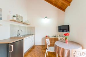 Kuchyň nebo kuchyňský kout v ubytování Apartmani Bugenvilija + 10 fotografií