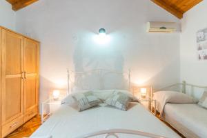 una camera con letto bianco e cassettiera di Apartmani Bugenvilija a Brbinj