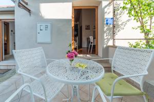 Balkón nebo terasa v ubytování Apartmani Bugenvilija