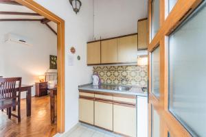 Kuchyň nebo kuchyňský kout v ubytování Apartmani Bugenvilija