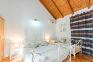 Postel nebo postele na pokoji v ubytování Apartmani Bugenvilija
