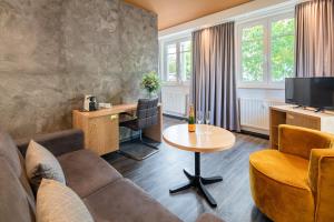 een woonkamer met een bank en een tafel bij Ferienappartement und Economyzimmer Residenz Waldkrone in Kühlungsborn