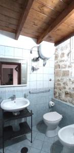 A bathroom at Palazzo Saraceno apartments-Antico Rifugio