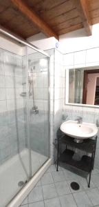 y baño con ducha acristalada y lavamanos. en Palazzo Saraceno apartments-Antico Rifugio, en Taranto