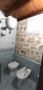 A bathroom at Palazzo Saraceno apartments-Antico Rifugio